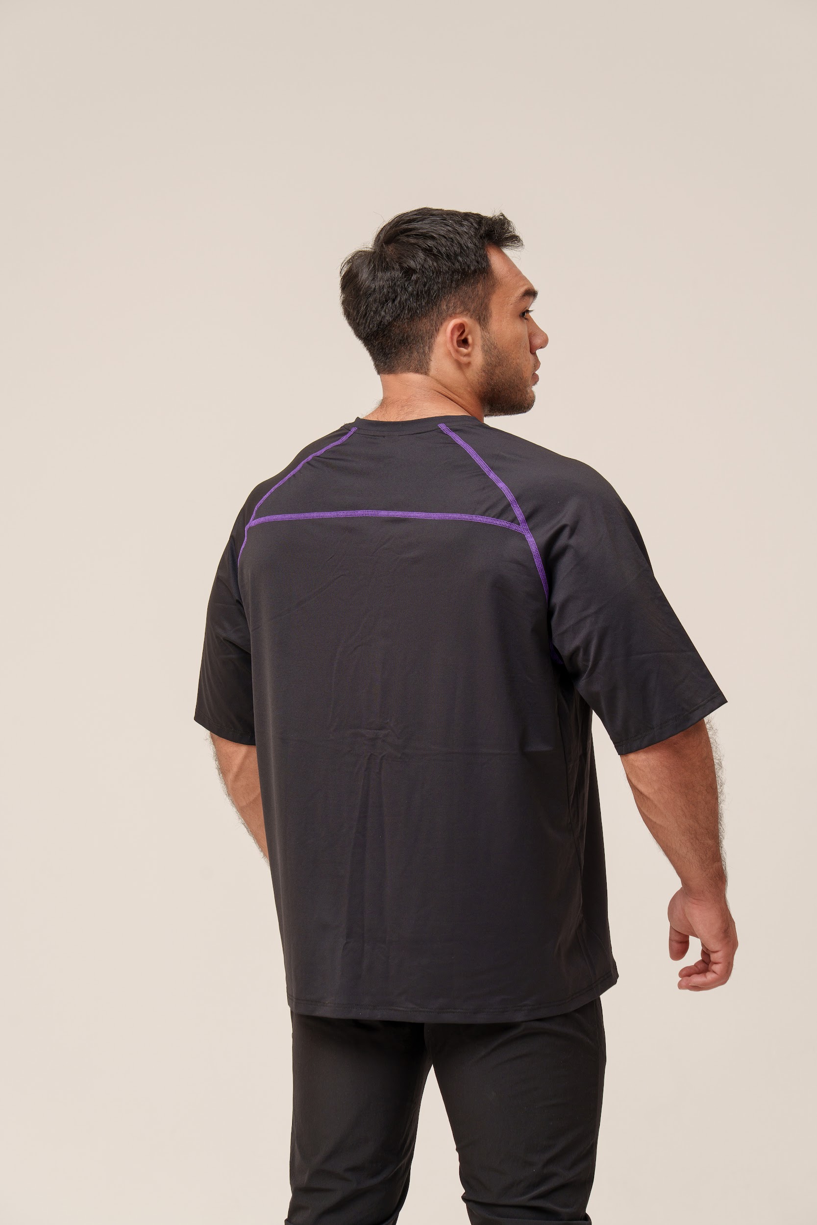 Erkaklar futbolkasi oversize